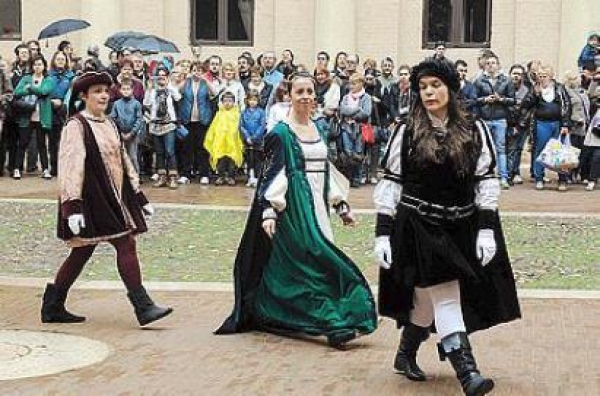 L&#039;omaggio al duca del rione San Paolo con gli sbandieratori di Bibbiena